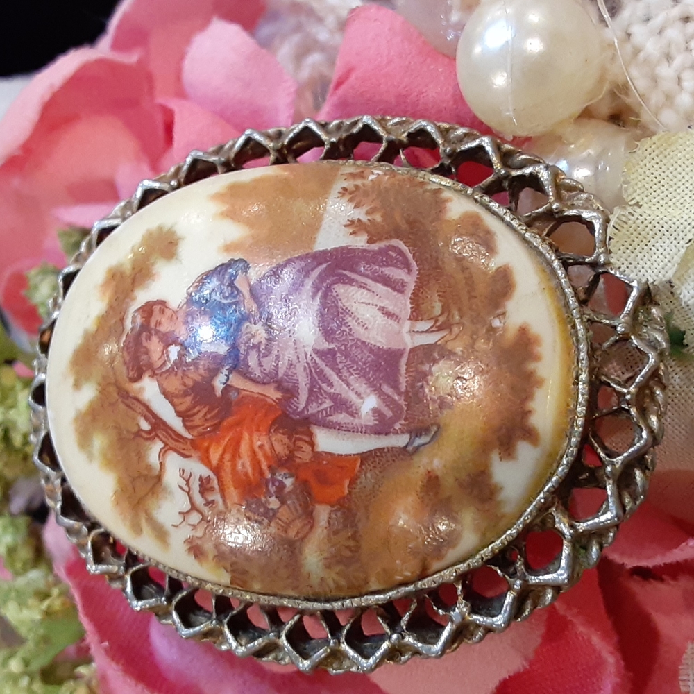 Vintage Cameo Brooch